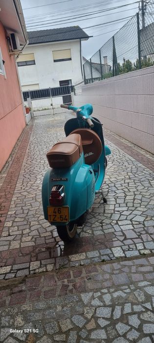 Vendo motorizada da marca Vespa