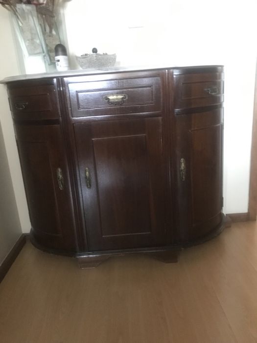 Móvel de corredor com pedra de mármore e espelho