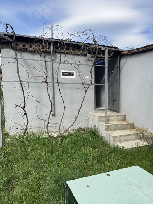 Гараж з двором та ямою