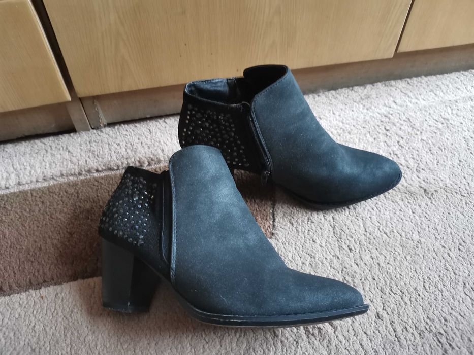 Czarne botki na niskim obcasie