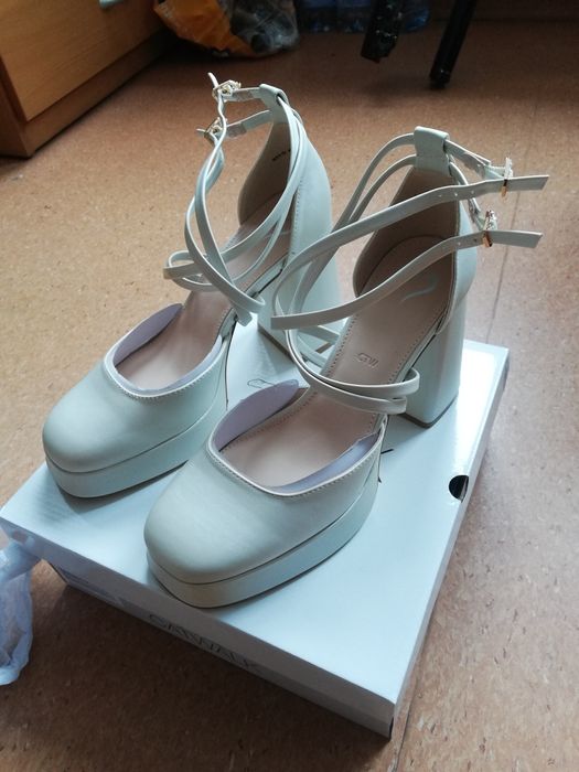 Buty damskie obcas beżowe