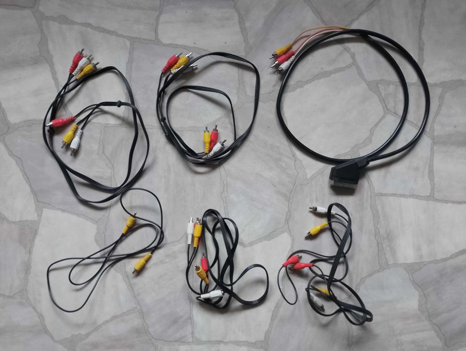 Кабелі, адаптери для телефонів, шнури USB і інше.