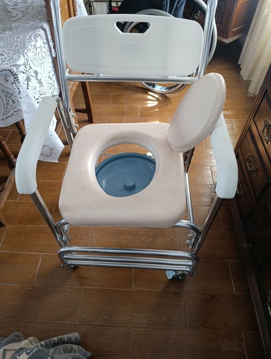 Cadeira de banho e higiene com rodas – em ótimo estado