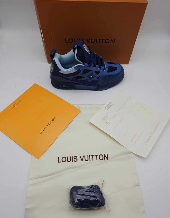 Sapatilhas azuis de qualidade excelente em caixa