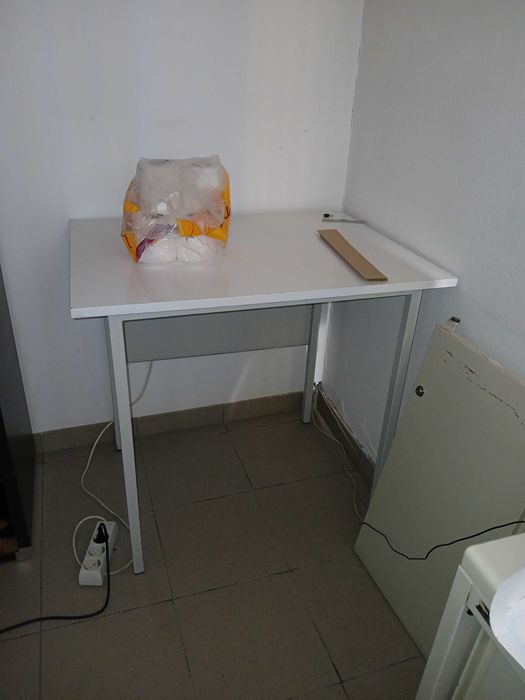 Mesas, secretárias e estantes escritório