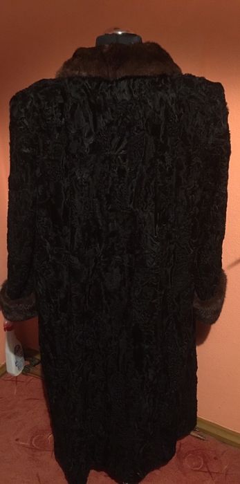 Futro z karakuł obszyte futrem z norek