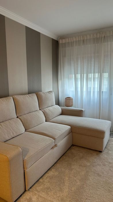 Sofá bege com chaise longue e arrumação