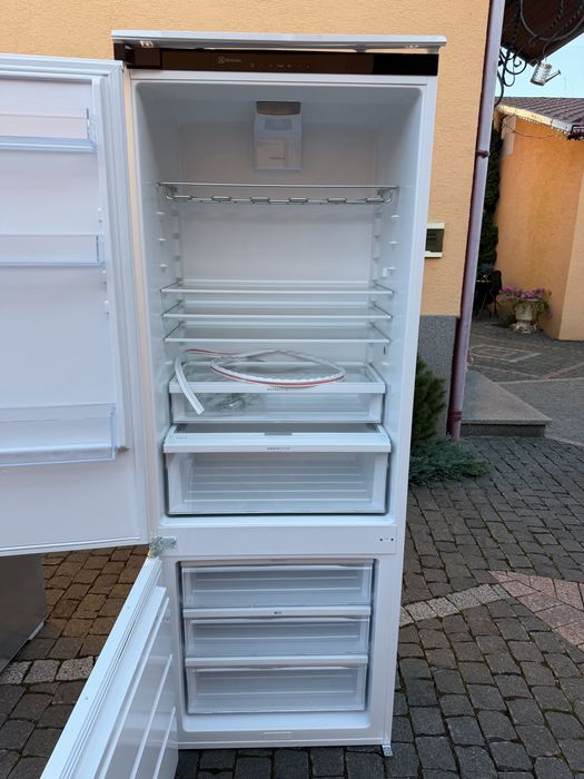 Холодильник Electrolux ECB7TE70S