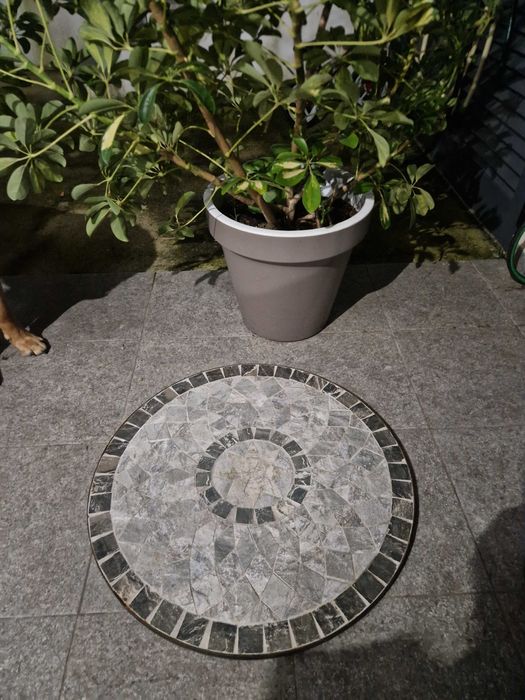 Mesa de jardim em pedra