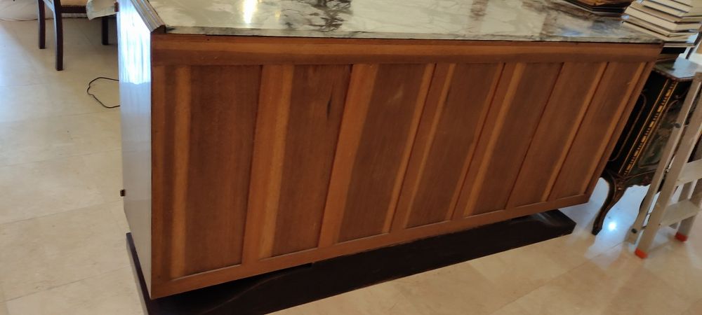 Móvel em madeira com balcão em mármore.