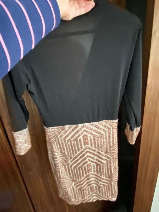 Vestido curto com lantejoulas