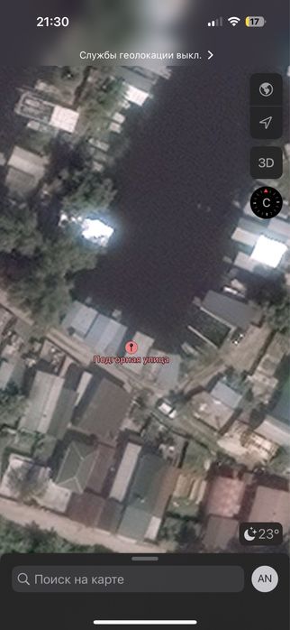 Гараж для човна на причалі