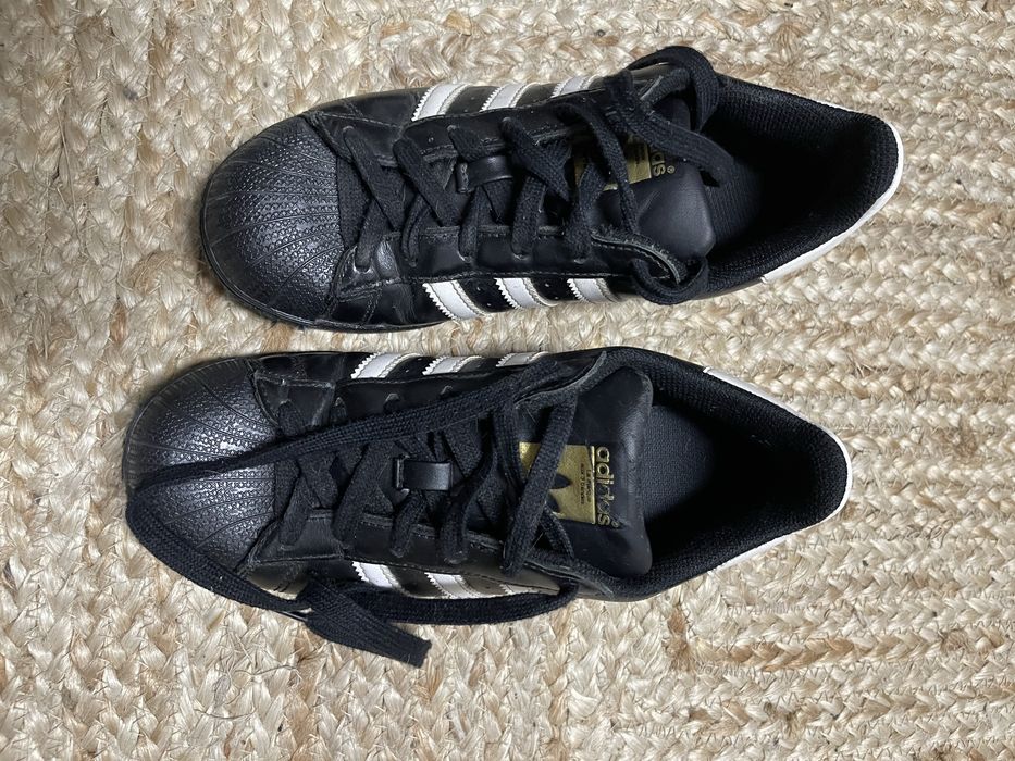 Ténis Adidas Super Star em 2 mão