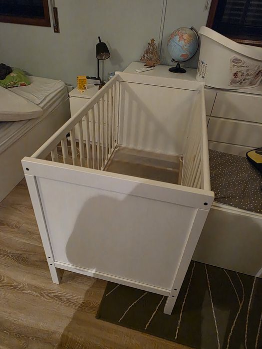 Cama bebé. Regulável em 2 alturas