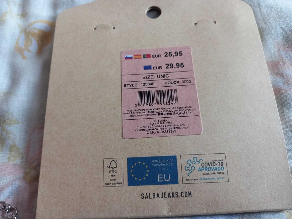 Máscara preta para proteção respiratória, com corrente - Salsa