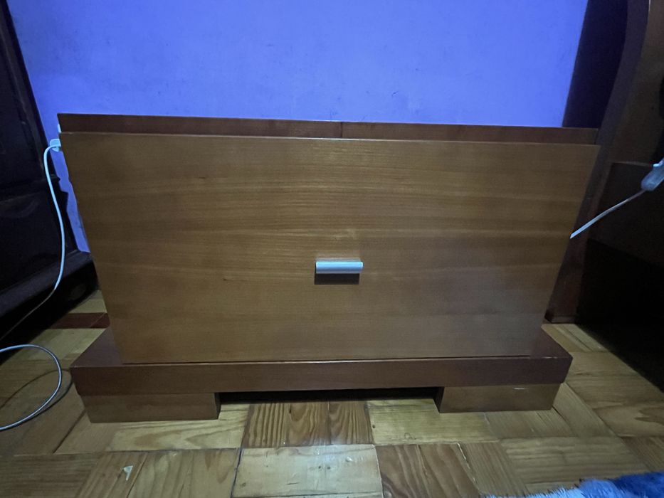 Cama de solteiro com colchão, mesinha de cabeceira e secretária