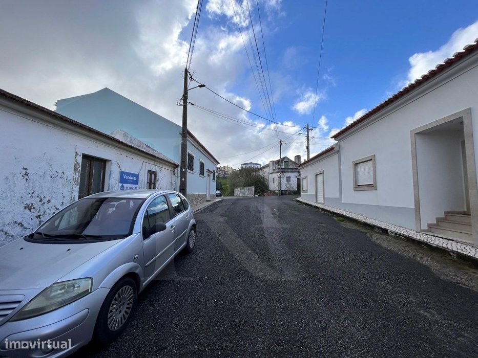 Moradia T3 com projeto aprovado e vista mar na Areia Branca