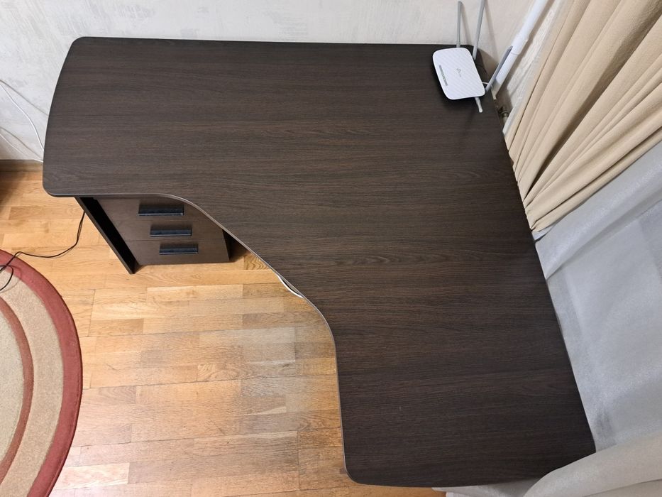 Стіл офісний кутовий з тумбою