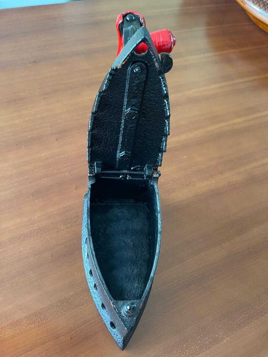 Ferro de engomar antigo em ferro e a carvão - vintage