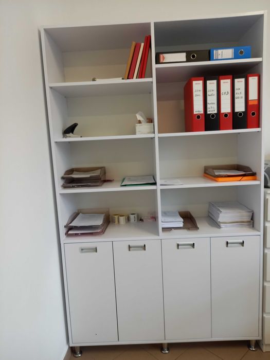 regał w kolorze białym