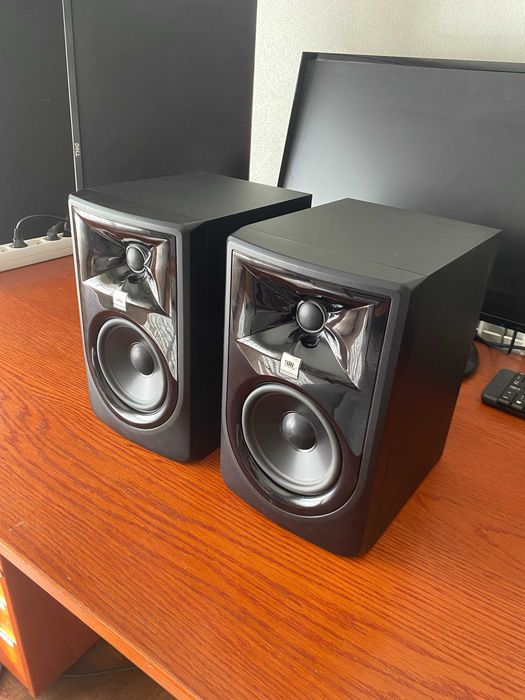 JBL 305P MkII — Par de monitores de estúdio ativos