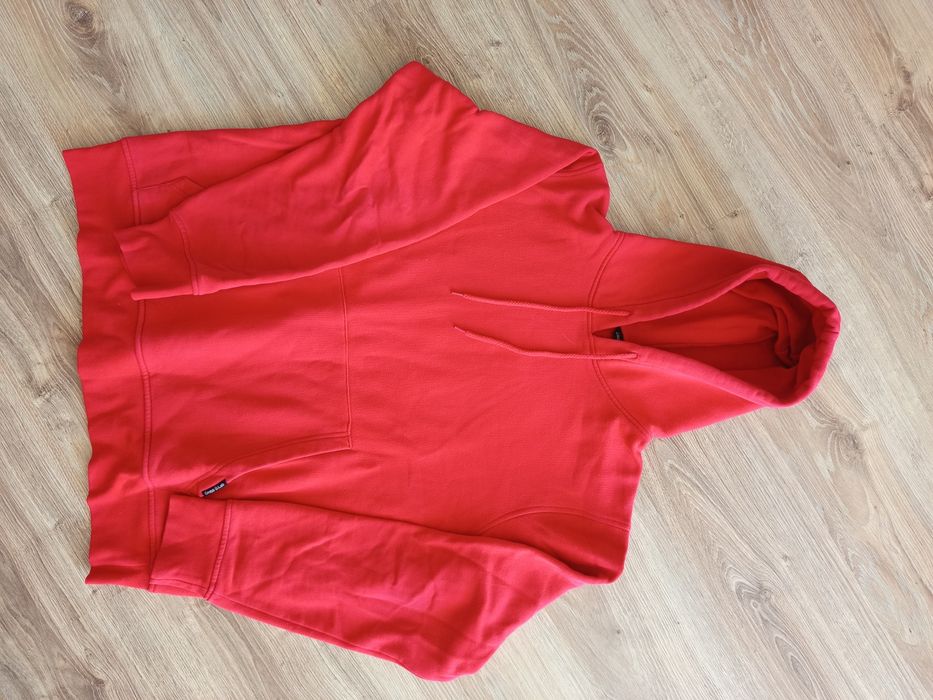 Czerwona bluza z kapturem