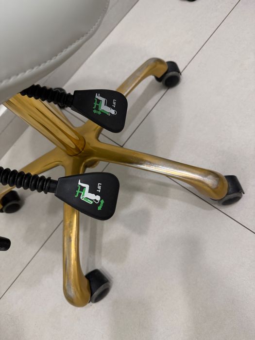 Femme primo Kazaro taboret