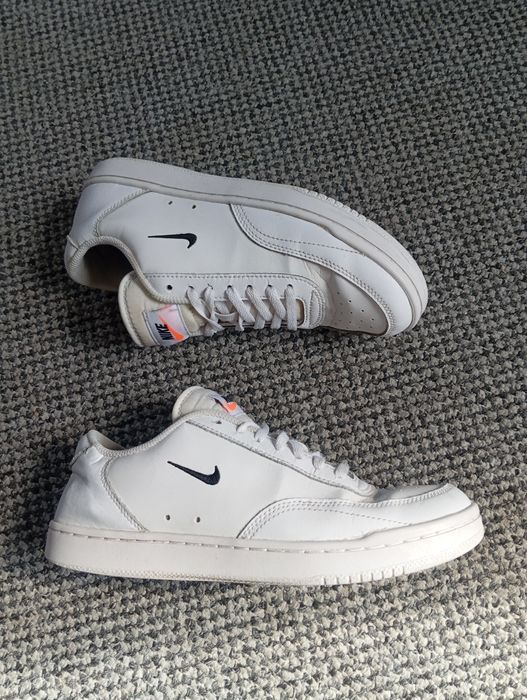 białe damskie sneakersy marki Nike, model Court Vintage Premium r. 29