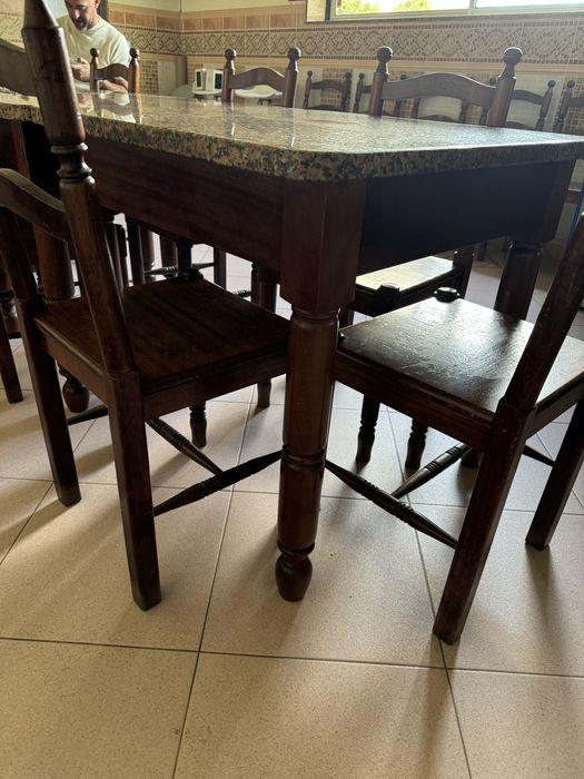 Mesa e cadeiras rustico