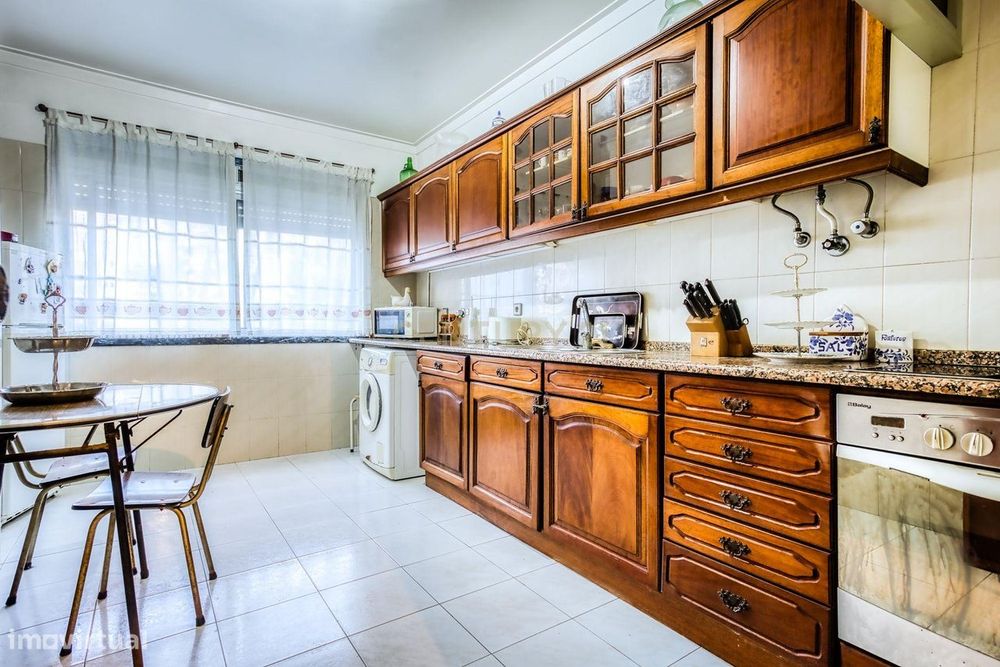 Apartamento T2 com excelentes áreas e 2 casas de banho na Rinchoa, Rio
