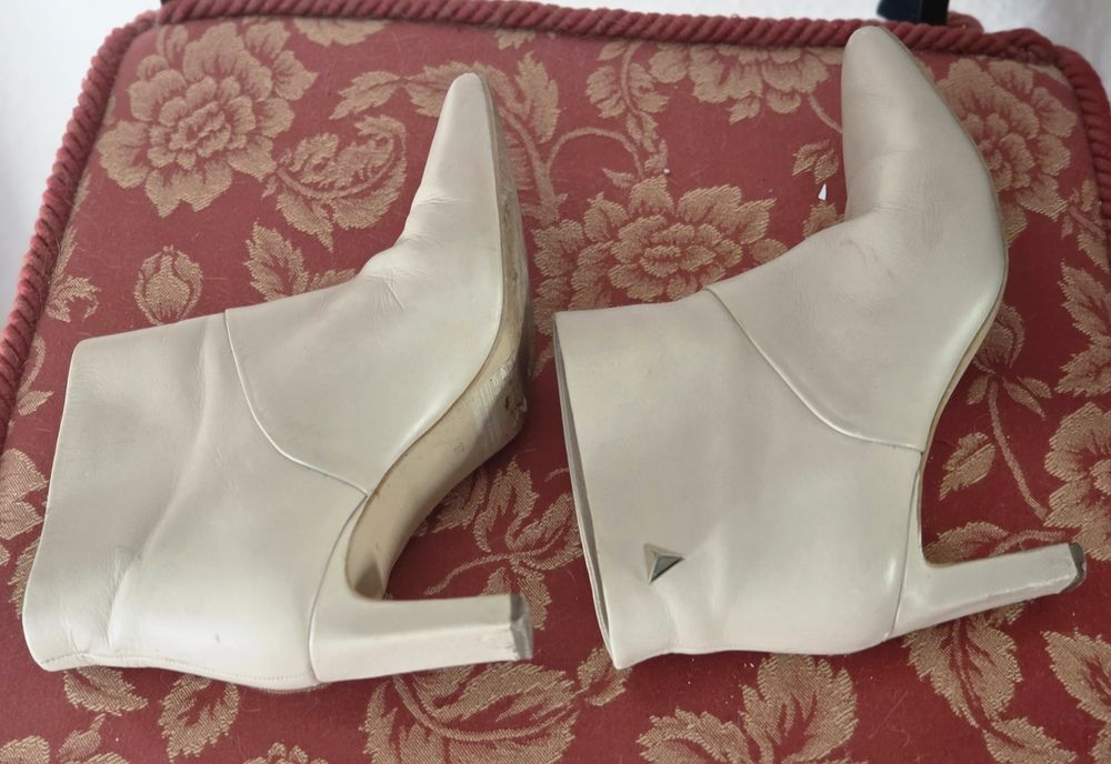 Botins pelo tornozelo em pele com salto, frescos e cómodos.