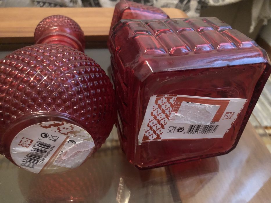 2 garrafas em vidro de cor novas (
