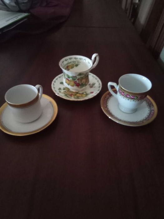 Chávenas diversas em porcelana
