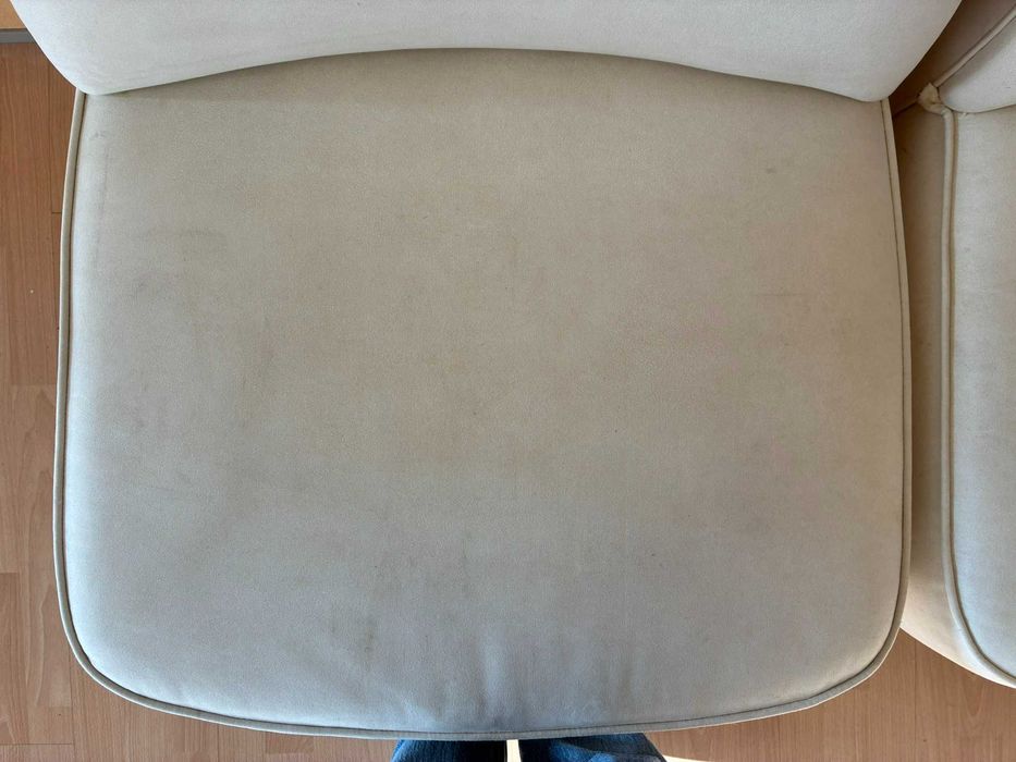 conjunto de 2 (duas) poltronas em tecido creme, sem braços