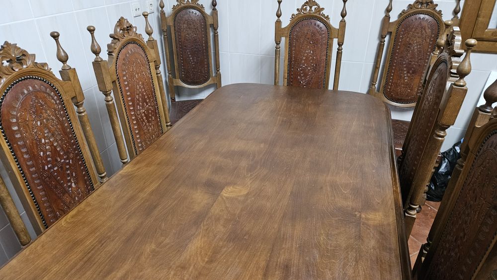 Mesa de sala de jantar e 8 cadeiras