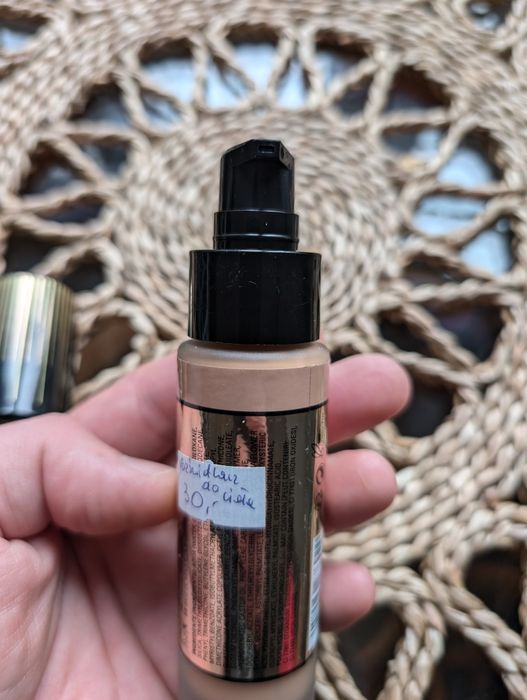 Podkład rozświetlający Makeup Revolution Conceal & Glow