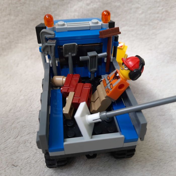 Лего 60152.LEGO City Прибиральник та екскаватор. Відсутні деякі аксесуари.