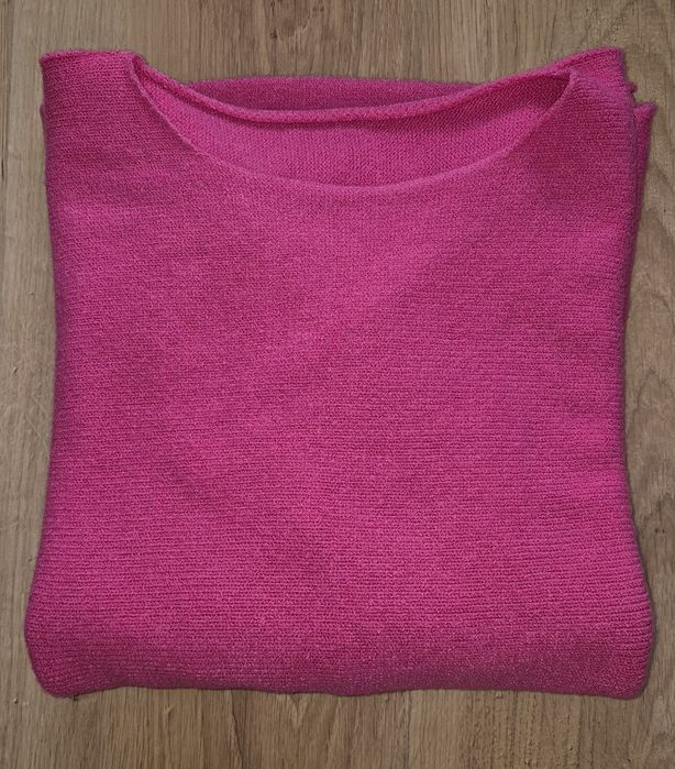Różowy sweter włoski