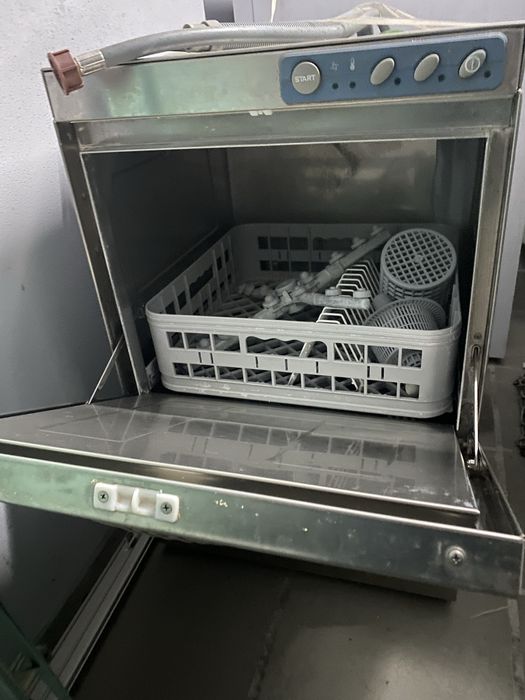 Vitrine, arca, maquina lavar industrial , bancas, …..