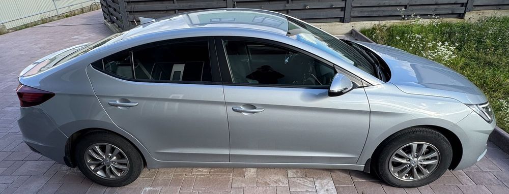 Автомобіль Hyundai Elantra 1.6 2019 рік