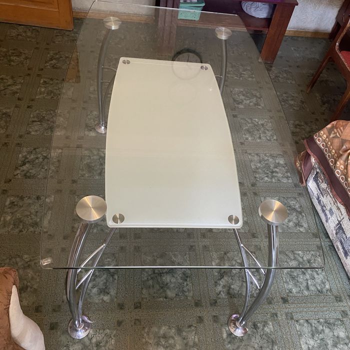 Стеклянный стол