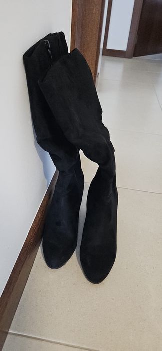 2 botas uma de 39 a outra 38