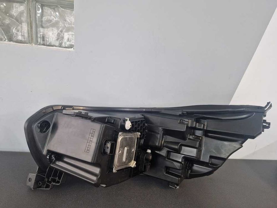 Renault Trafic III Lift IV 21r.- Lampa Przód Prawa