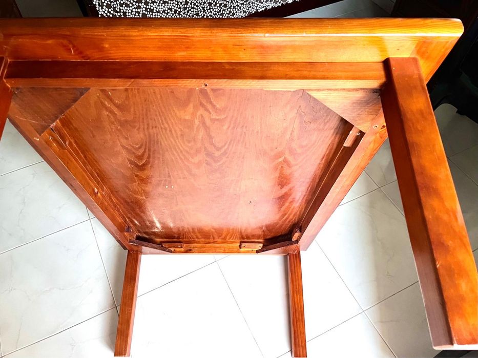 Mesa de centro (sala) em pinho e cor de mel com 1,20x80,5 e 46cm de altura.Está na Salema.