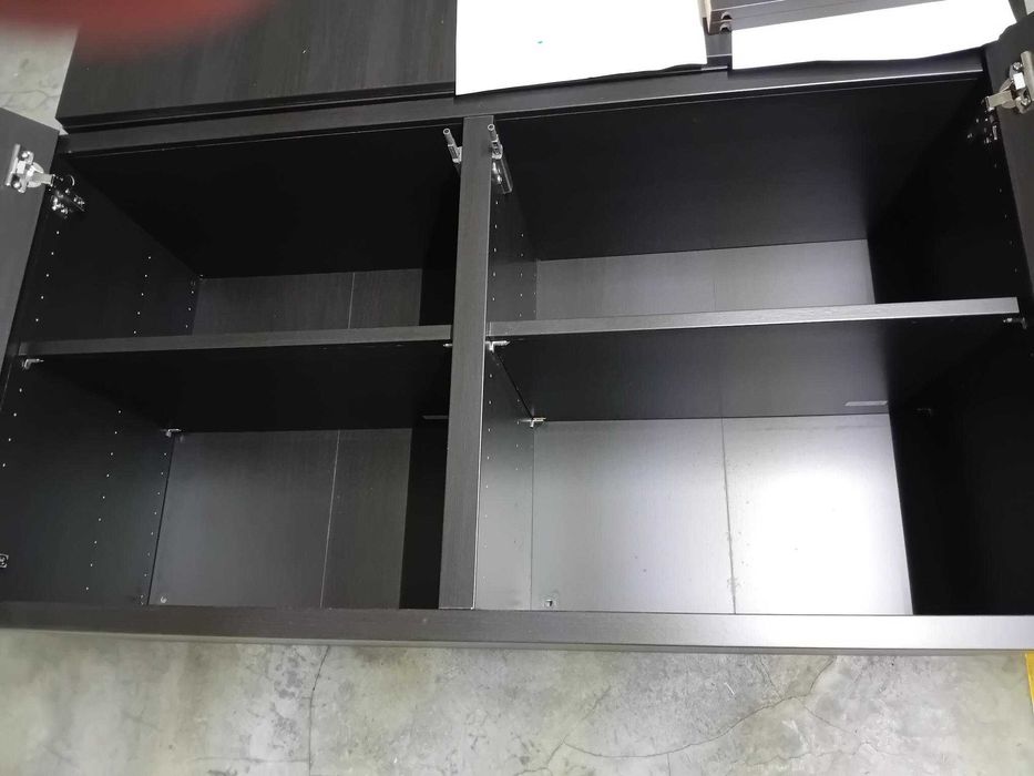 2 estantes com portas como novas