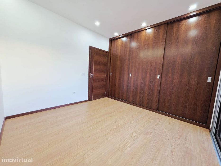 Vende-se T3 semi-novo com 1 ano de uso centro de Oliveira de Azeméis