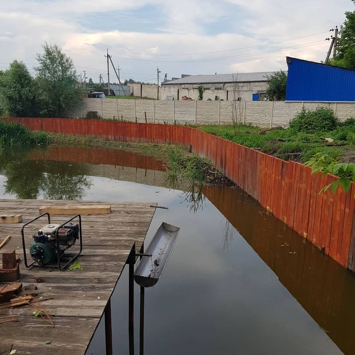 Укрепление берега.Укрепление берега дубовыми бревнами.Габионы.