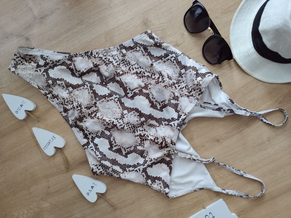 Купальник женский сдельный с вырезом Nasty Gal купальник