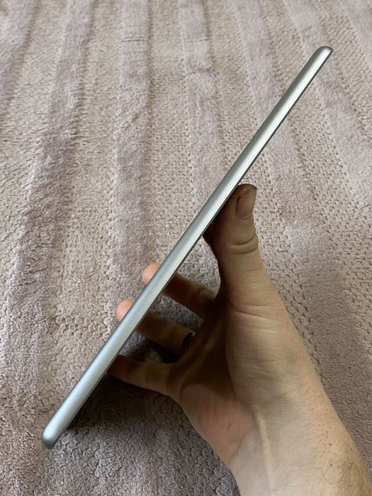 Планшет Apple Ipad 6-32gb класний стан