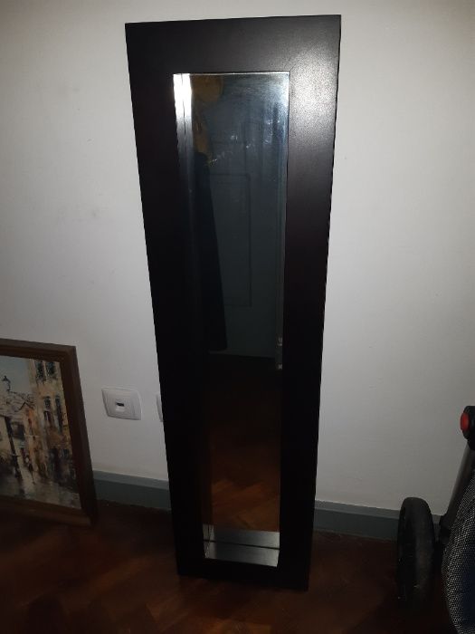 Vendo espelho com moldura de madeira